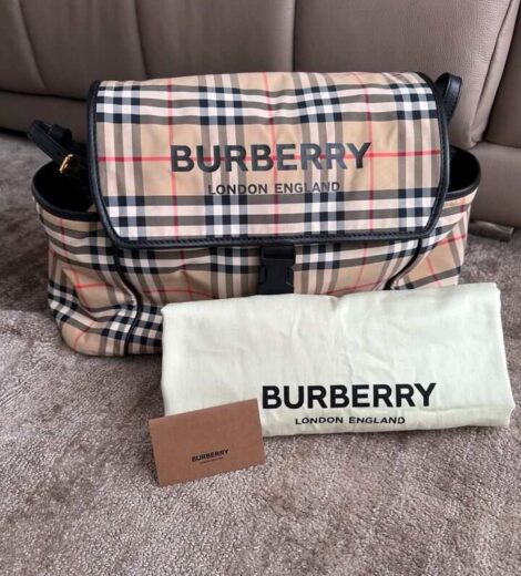 Burberry Wickeltasche mit Unterlage