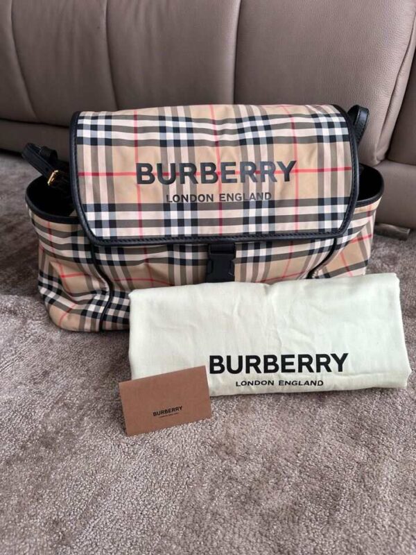 Burberry Wickeltasche mit Unterlage