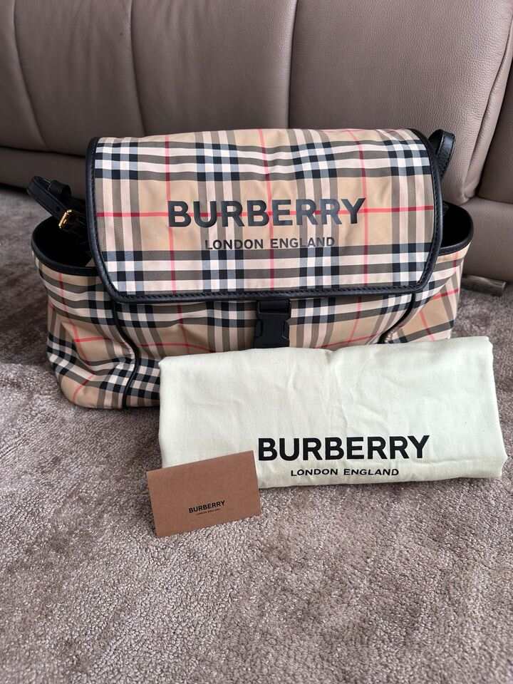 Burberry Wickeltasche mit Unterlage